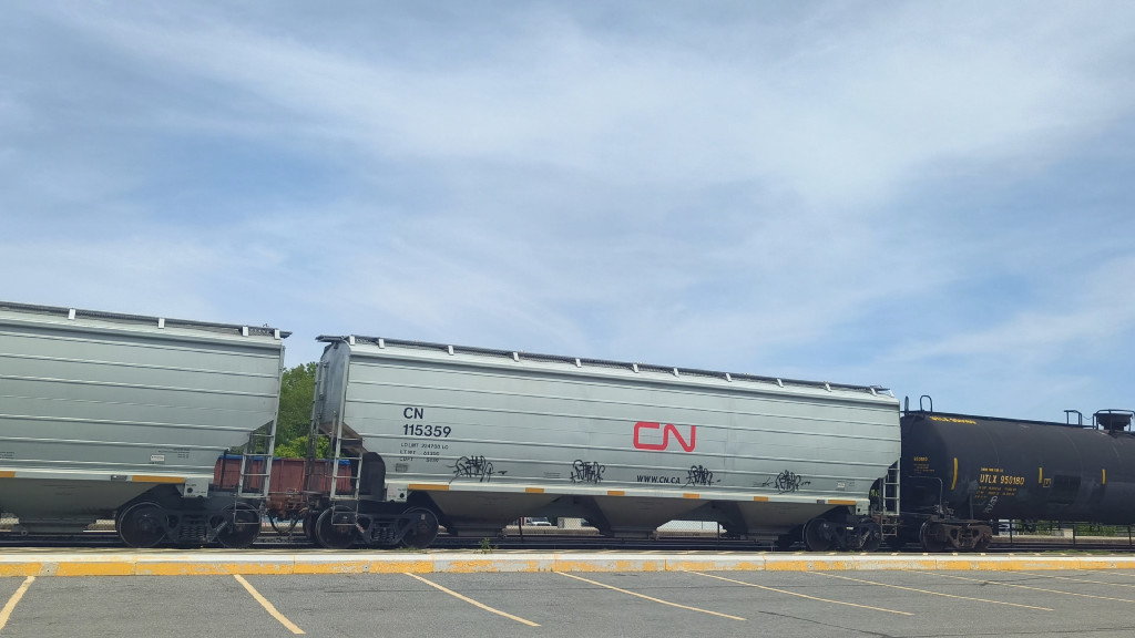 CN 115359